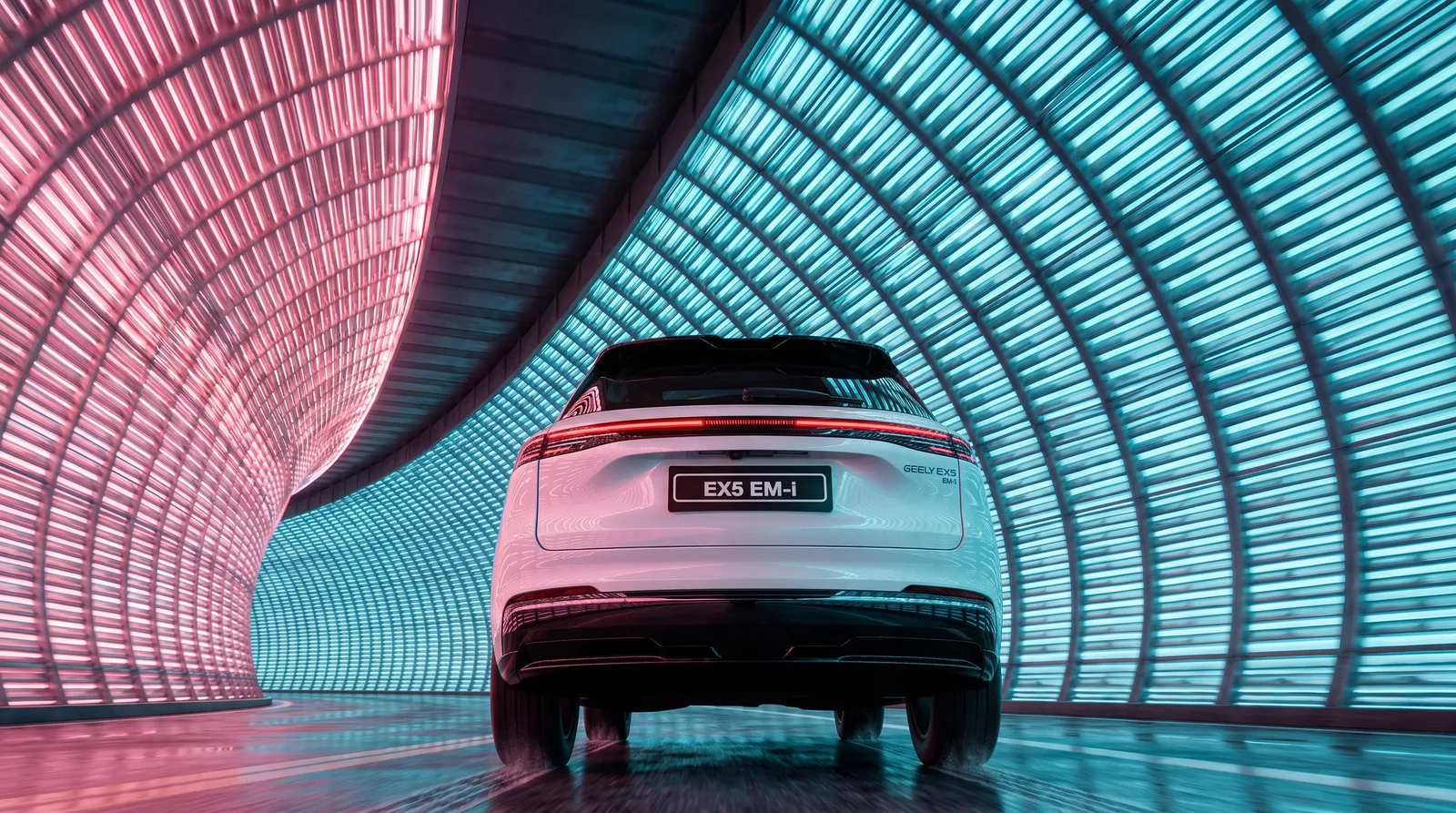 LED 灯带隧道中，从正后方拍摄的一辆白色 EX5 EM-i