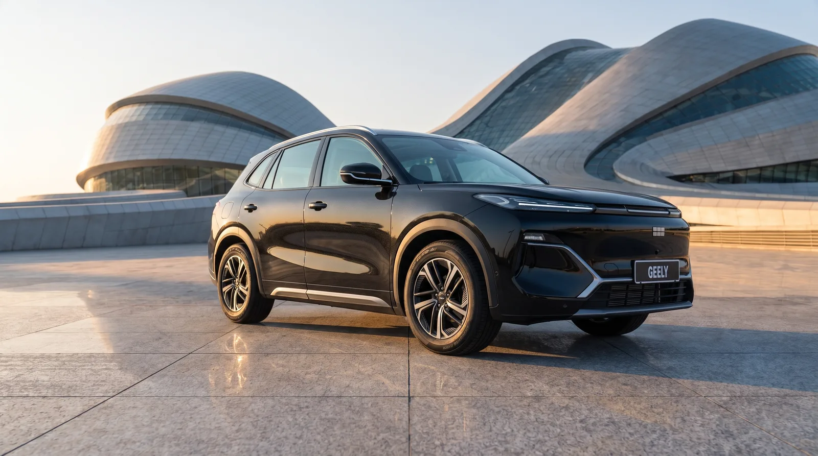 日落时分，一辆黑色 SUV 停在白色曲面建筑前