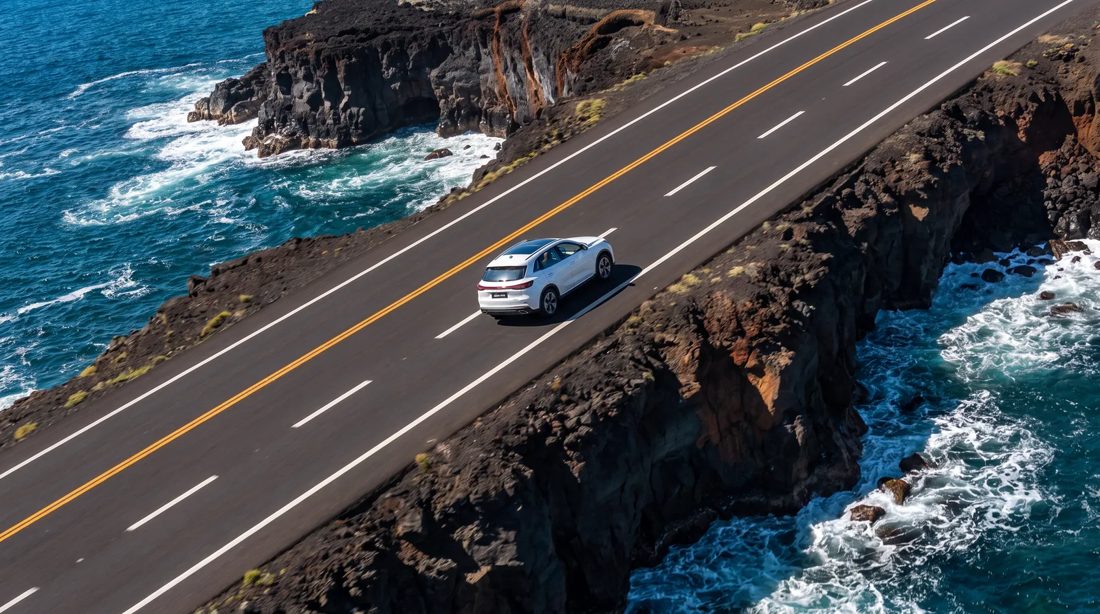 火山海岸公路上一辆白色 SUV 的航拍
